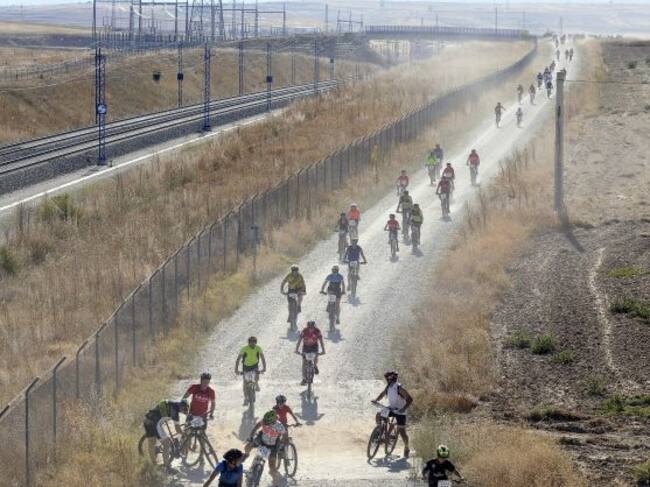 Pelótón ciclista en la edición 2018 por la Via Verde del Eresma