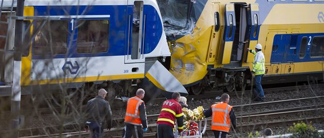 Equipos de rescate asisten a los heridos en el choque de dos trenes entre las estaciones de Amsterdam-Sloterdijk y Amsterdam-Centraal