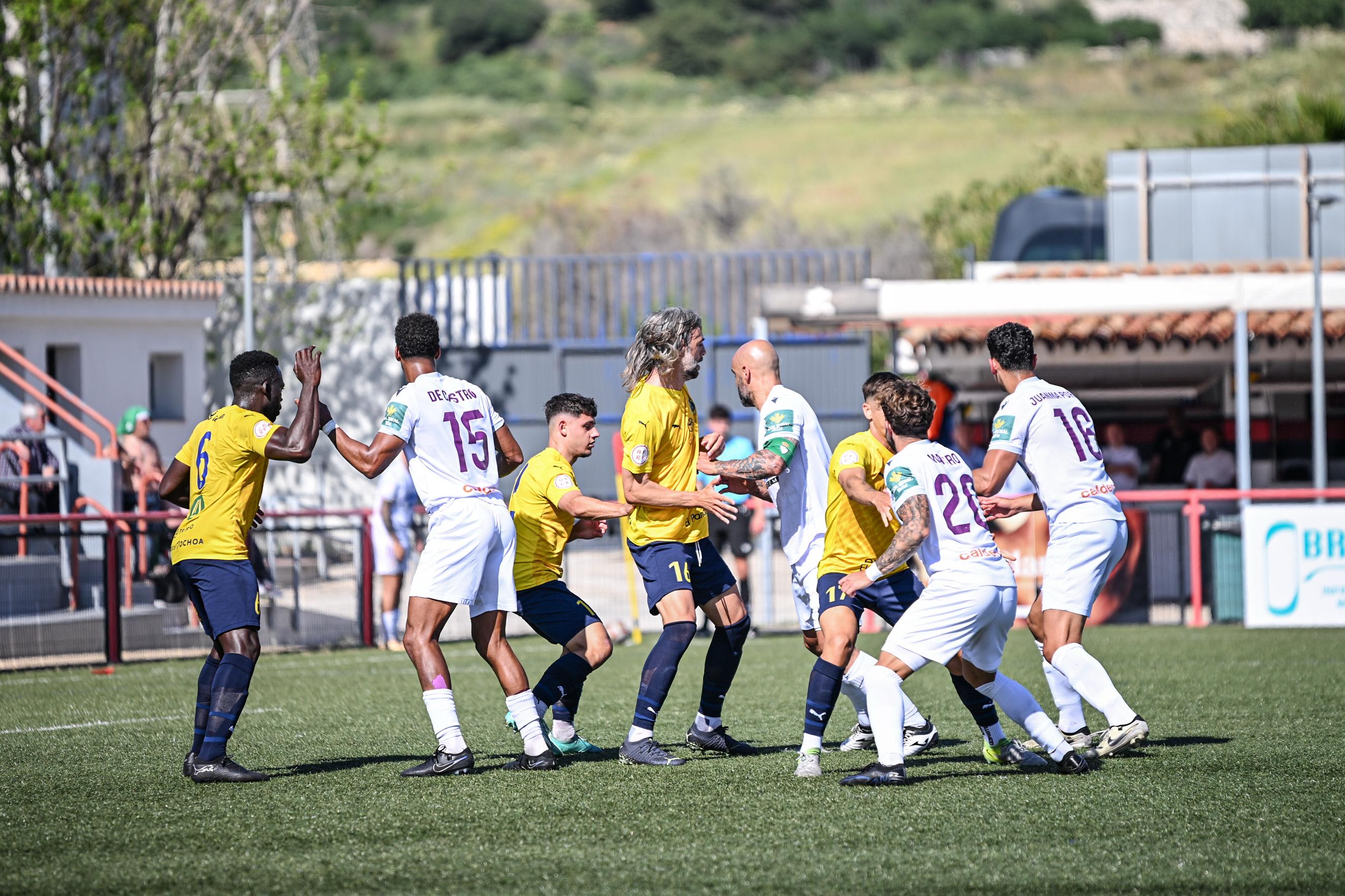 Jugada de ataque del Real Jaén en el partido ante el FC Marbellí.