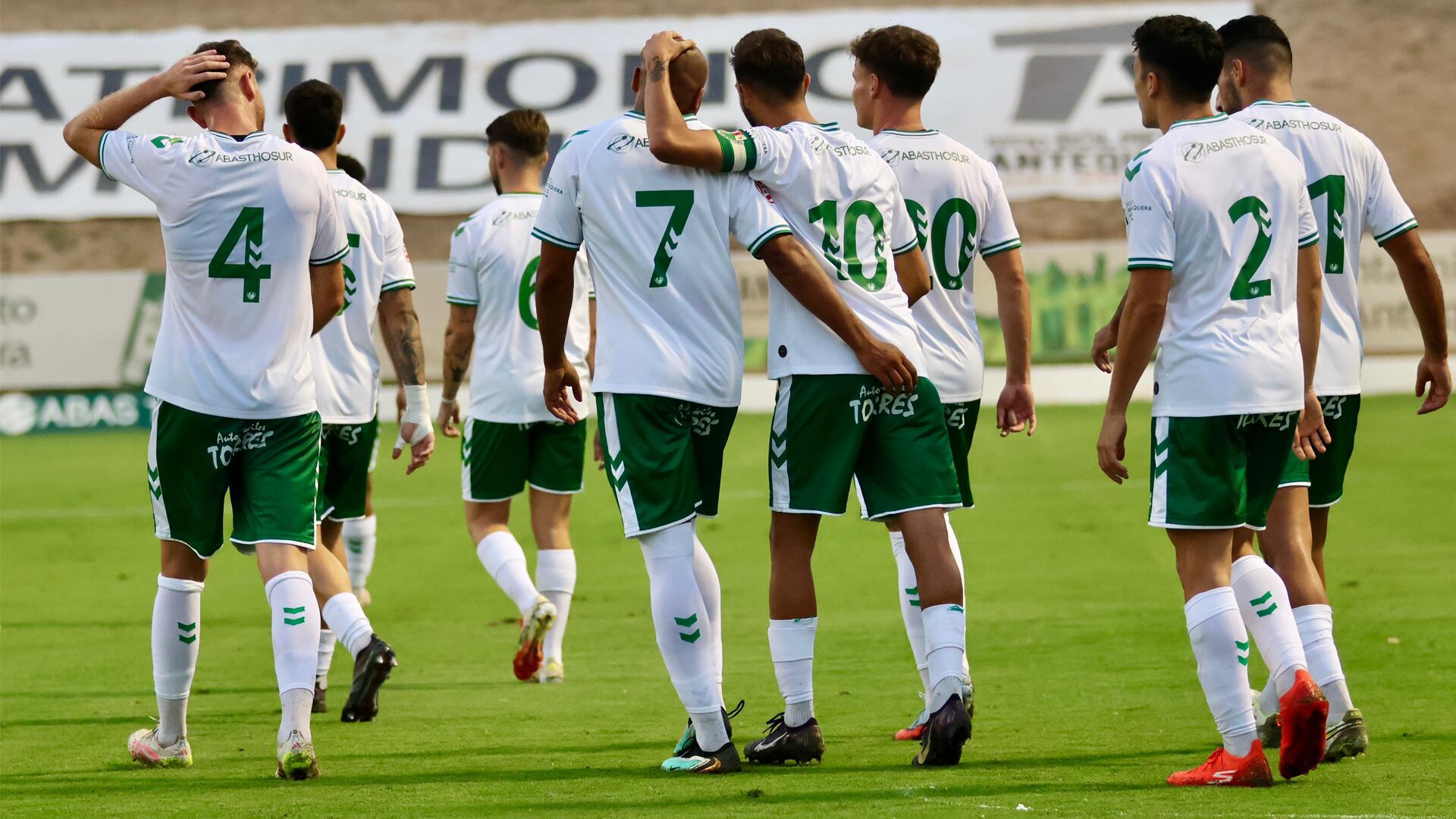 El Antequera CF celebra un gol ante el Xerez CD