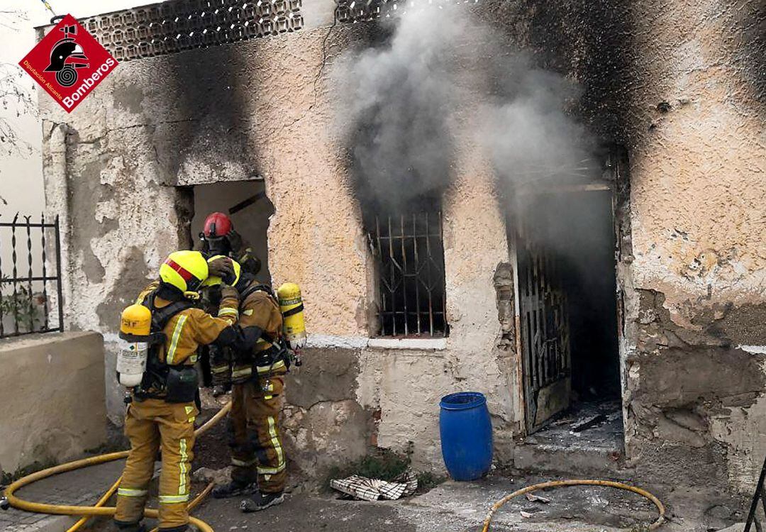 Incendio en una vivienda en el Alto de San Miguel en Elda 