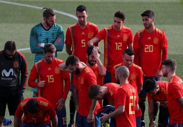 Los jugadores de España se preparan para la foto oficial.