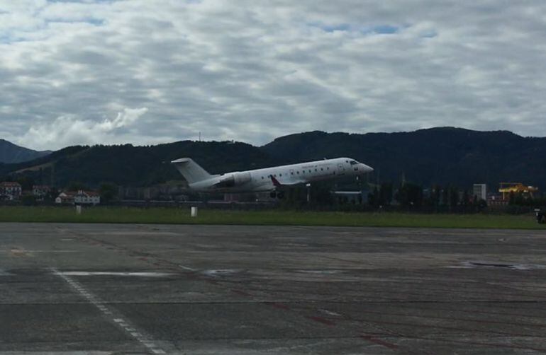 Despega el primer avión desde el aeropuerto de San Sebastián con destino Londres.