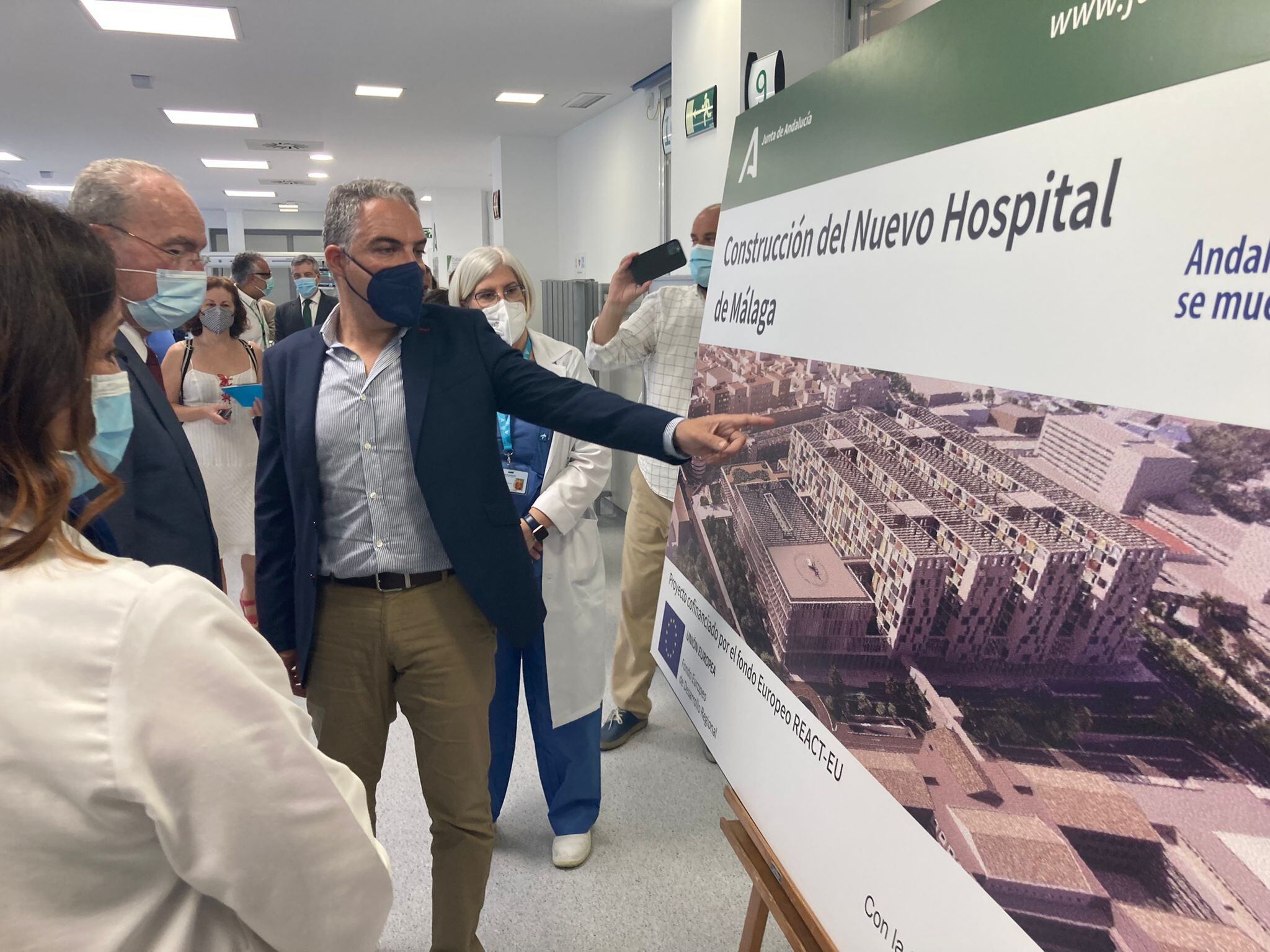 Elías Bendod, consejero de Salud en funciones; y Francisco de la Torre, alcalde de Málaga