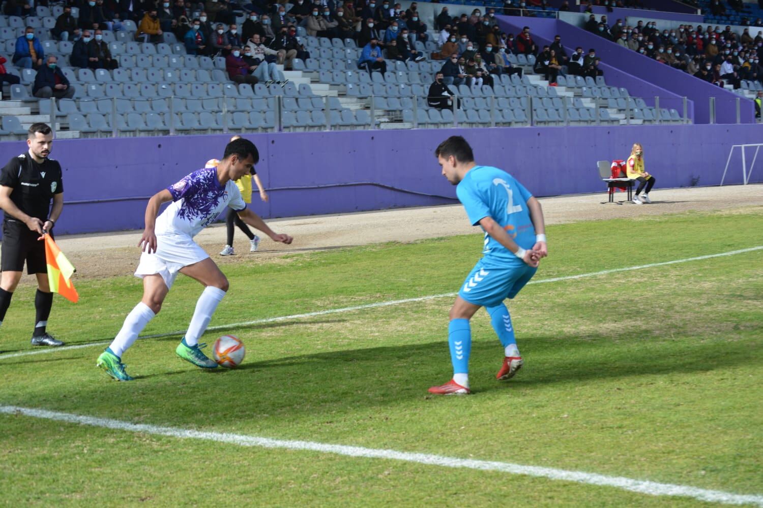 El lateral del Real Jaén Moha ante un defensa del Torremolinos