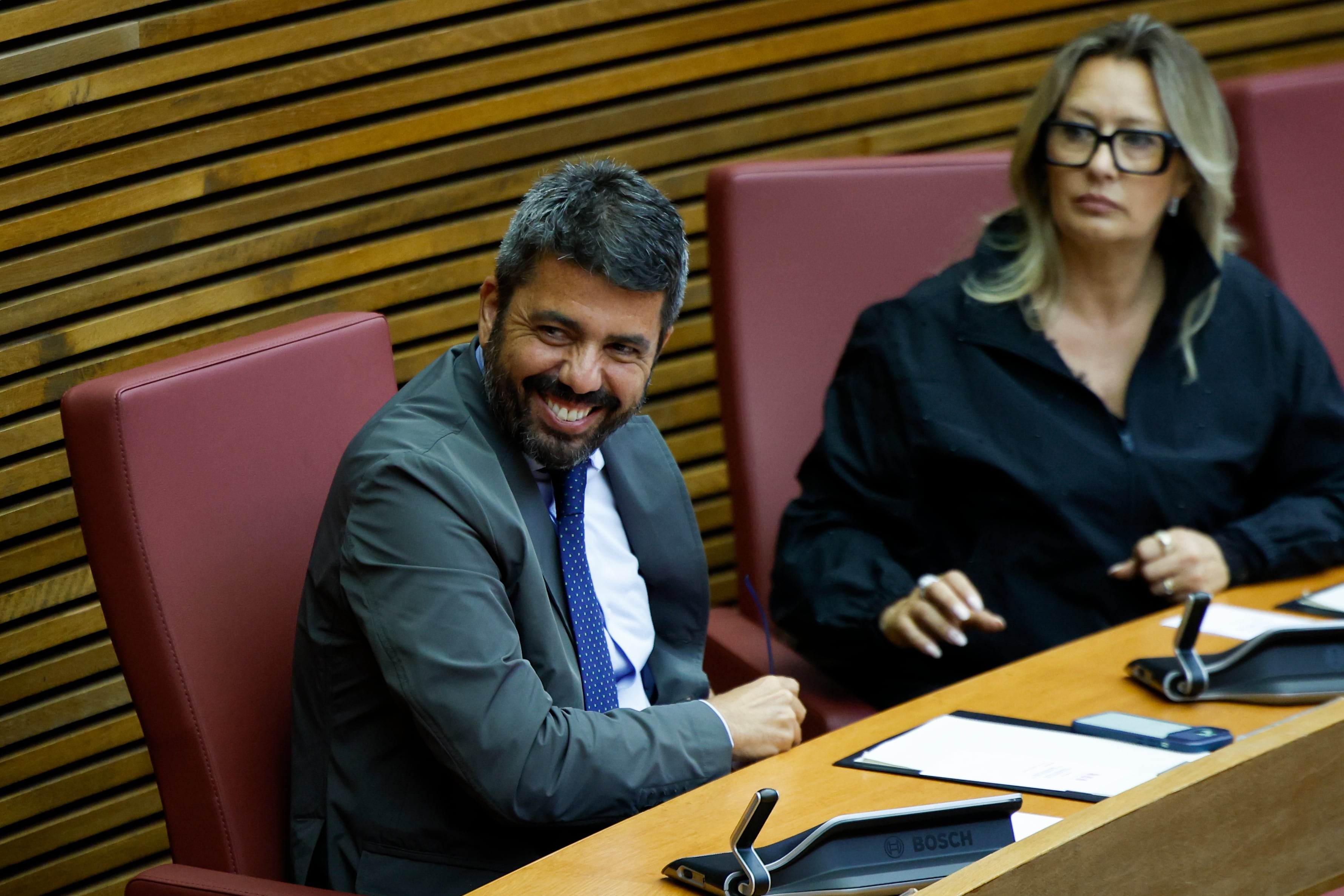 El diputado popular y expresident, Carlos Mazón, durante el pleno de Les Corts Valencianes donde el president de la Generalitat, Juanfran Pérez Llorca, responde a preguntas de los grupos parlamentarios.