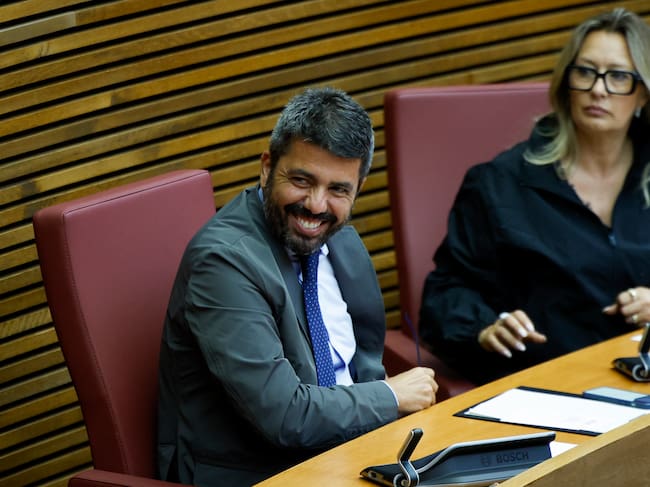 El diputado popular y expresident, Carlos Mazón, durante el pleno de Les Corts Valencianes donde el president de la Generalitat, Juanfran Pérez Llorca, responde a preguntas de los grupos parlamentarios.