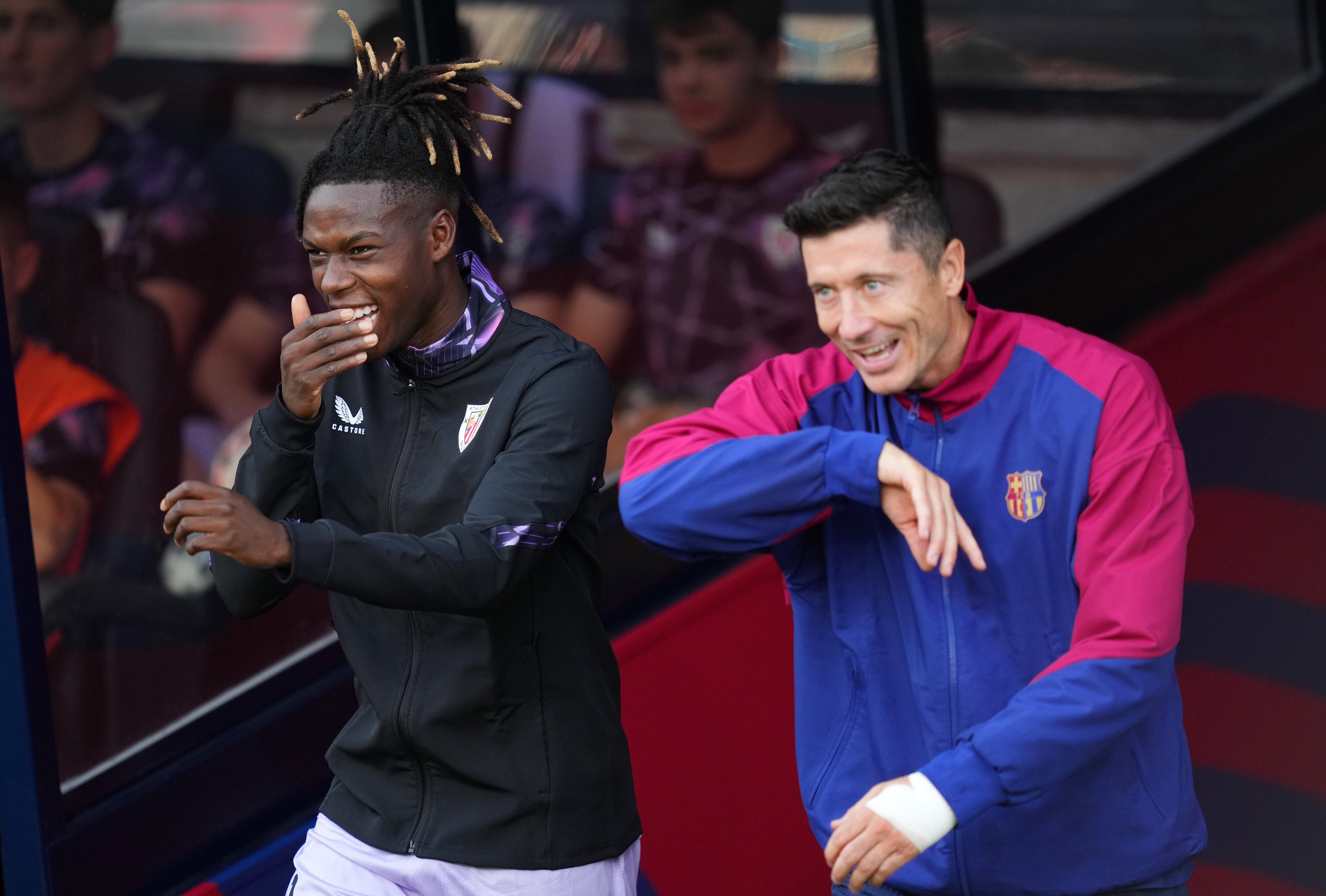 Nico Williams y Robert Lewandowski, en la previa del Barça - Athletic de Liga