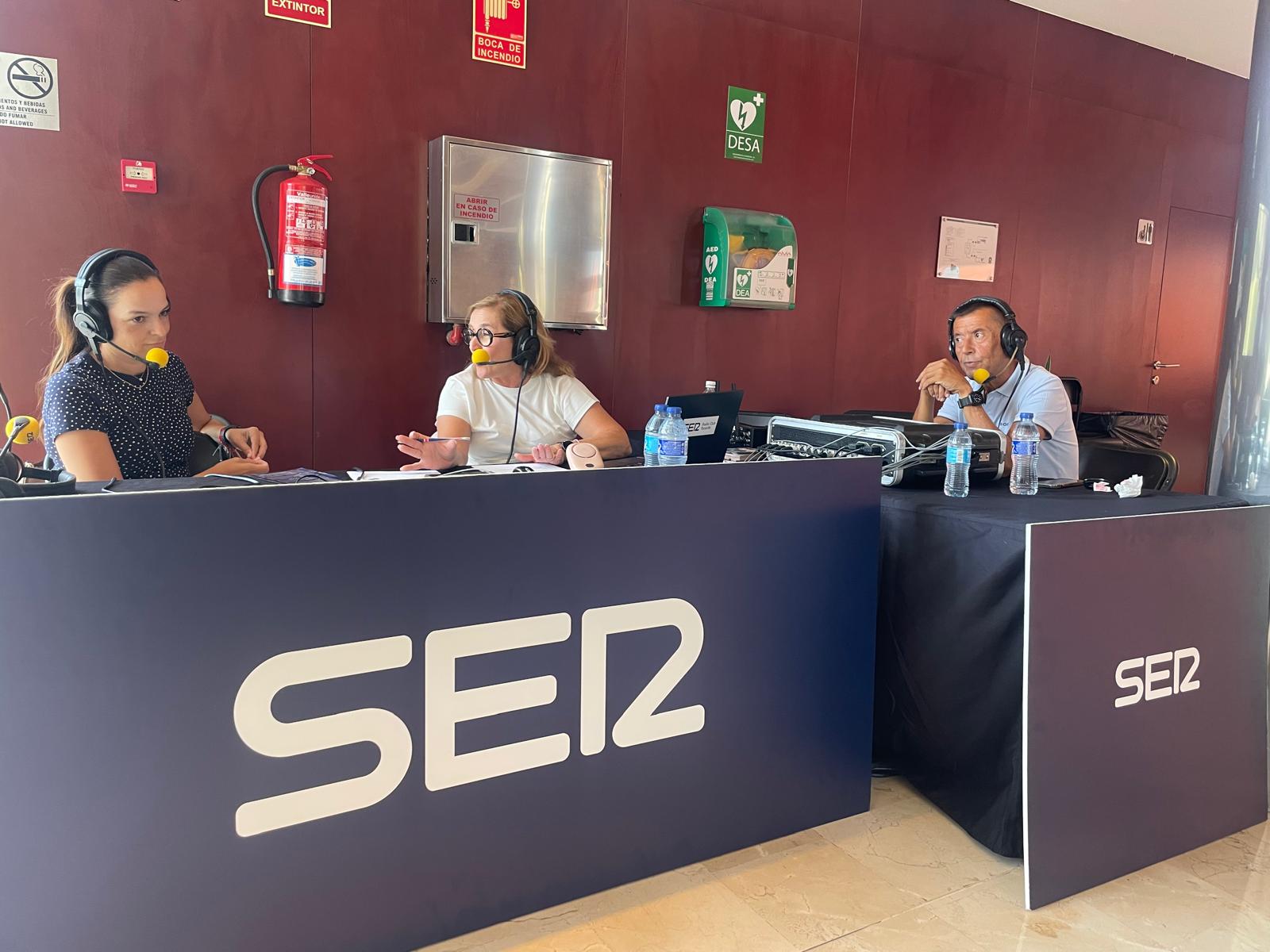 La alcaldesa de Arona, Fátima Lemes, junto a Puchi Méndez, en el centro, durante un momento de Hoy por Hoy Tajaraste desde el municipio del sur de Tenerife