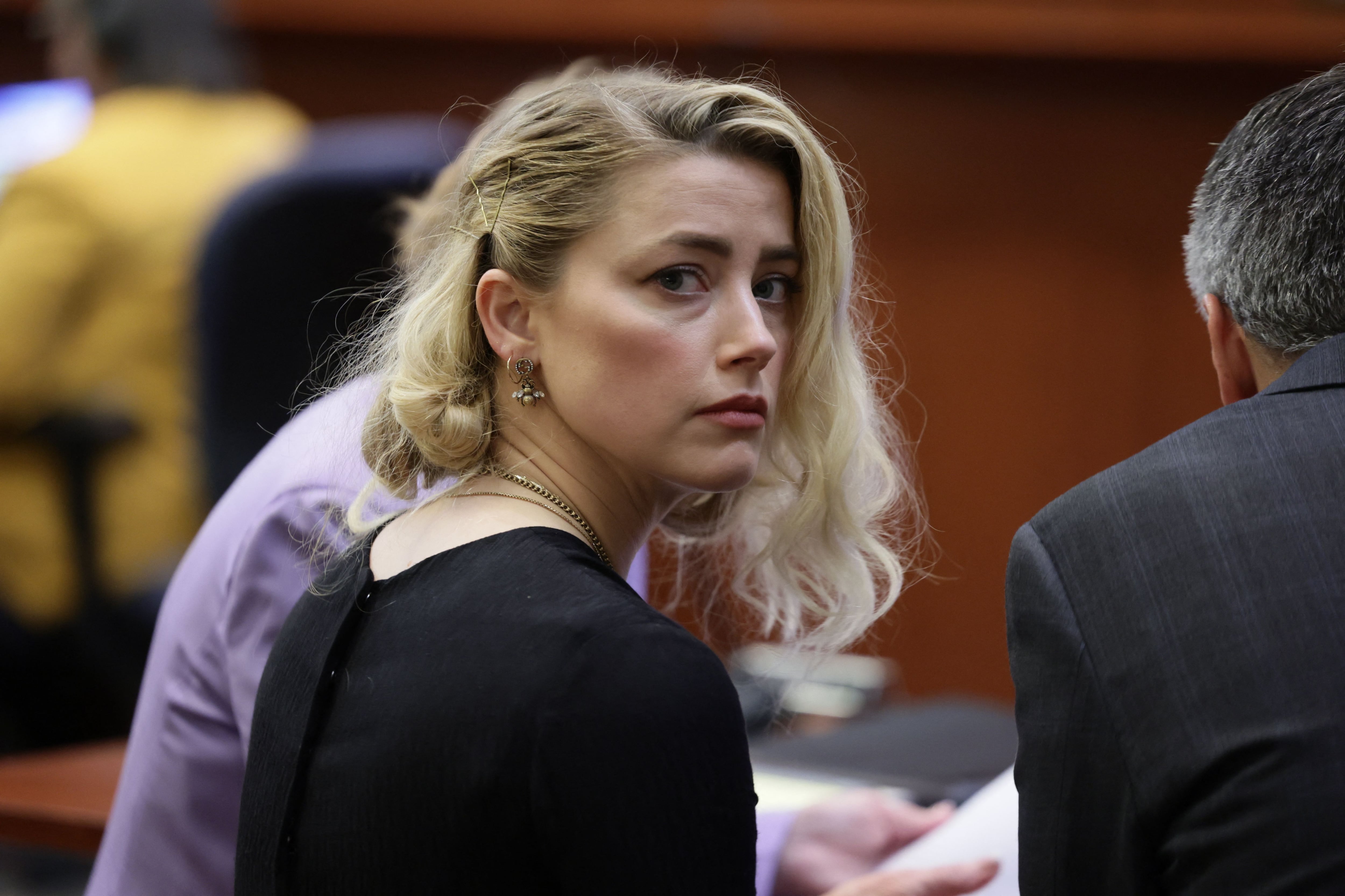 La actriz estadounidense Amber Heard durante el juicio con el que fuera su marido, el actor Johnny Deep, en el que este le acusaba de difamación