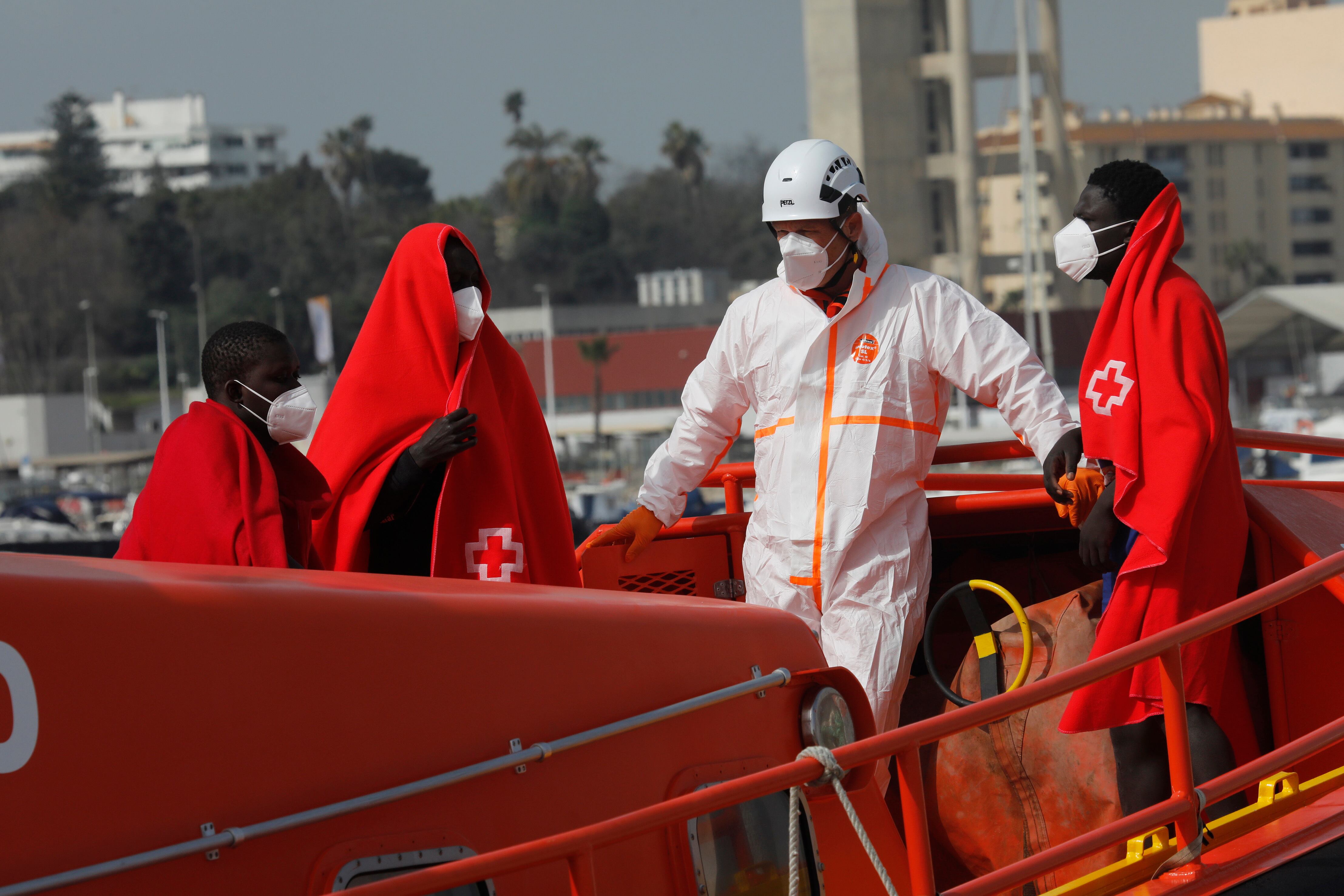 GRAFAND7835. ALGECIRAS (CÁDIZ), 21/02/2023.-Efectivos de Salvamento Marítimo han rescatado este martes a 35 inmigrantes de origen magrebí, entre ellos siete menores, cuando intentaban alcanzar las costas españolas a bordo de ocho embarcaciones en aguas del Estrecho de Gibraltar. EFE/A.Carrasco Ragel.
