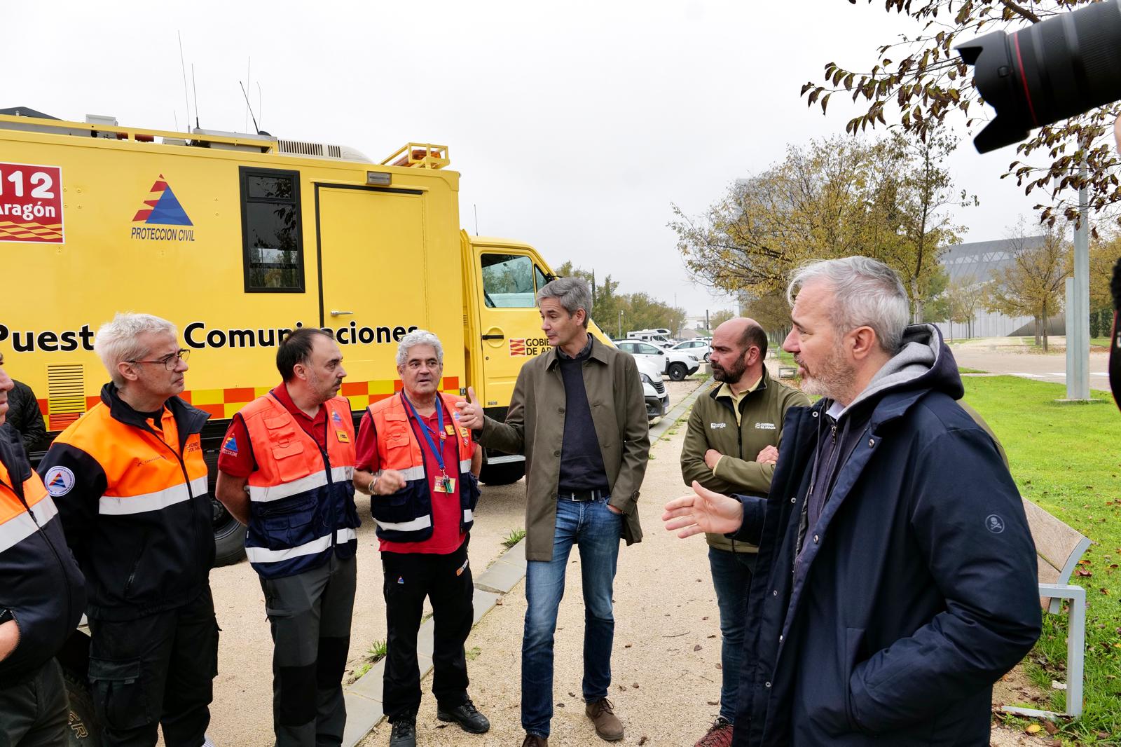 El Presidente de Aragón, Jorge Azcón, despide a los primeros efectivos del convoy  de Protección Civil que se desplaza a Valencia.