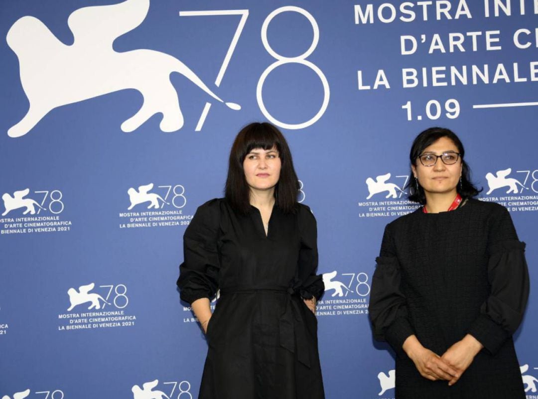  Las cineastas afganas Sahraa Karimi y Sarah Mani en el photocall de la edición número 78 del festival de Cine de Venecia. CLAUDIO ONORATI (EFE)
 