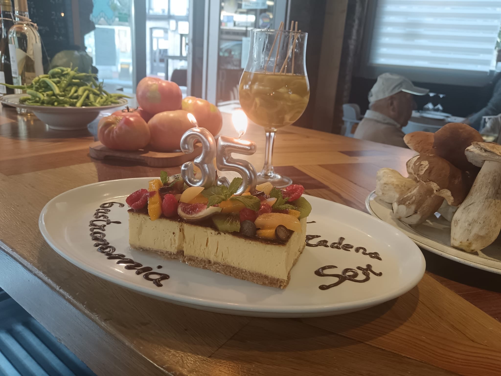 Tarta elaborada por Unai Altuna, del Bar-Restaurante Baratze de Eibar, para conmemorar el cumpleaños de la emisora