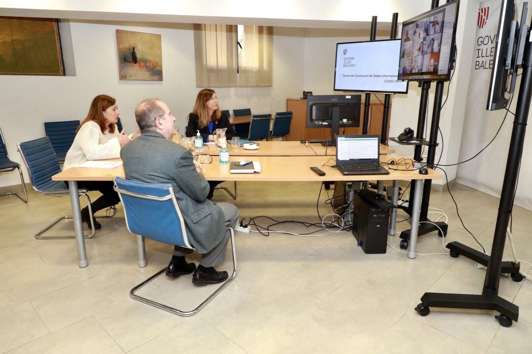 La presidenta Armengol, junto a la consellera de Salud y Consumo, Patricia Gómez, y el gerente del Servei de Salut, Juli Fuster, durante la reunión con las gerencias de los hospitales públicos y Atención Primaria de Baleares 
