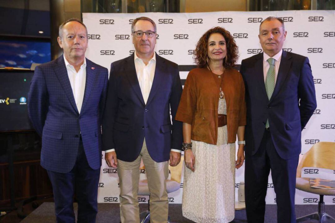 Foto de archivo de octubre de 2019 en un Encuentros SER con la Ministra de Hacienda (entonces en funciones) María Jesús Montero. Junto a la ministra, Salvador Navarro, presidente de la CEV, Ismael Sáez, secretario general de UGT-PV y Arturo León secretario general de CCOO-PV