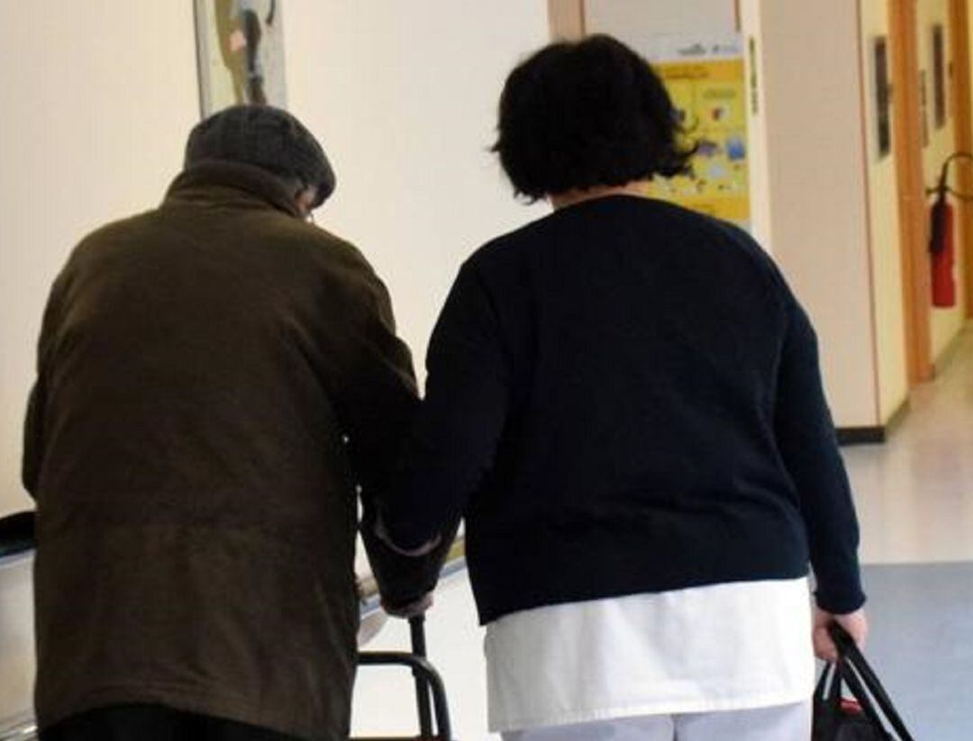 Anciano y cuidadora en una residencia