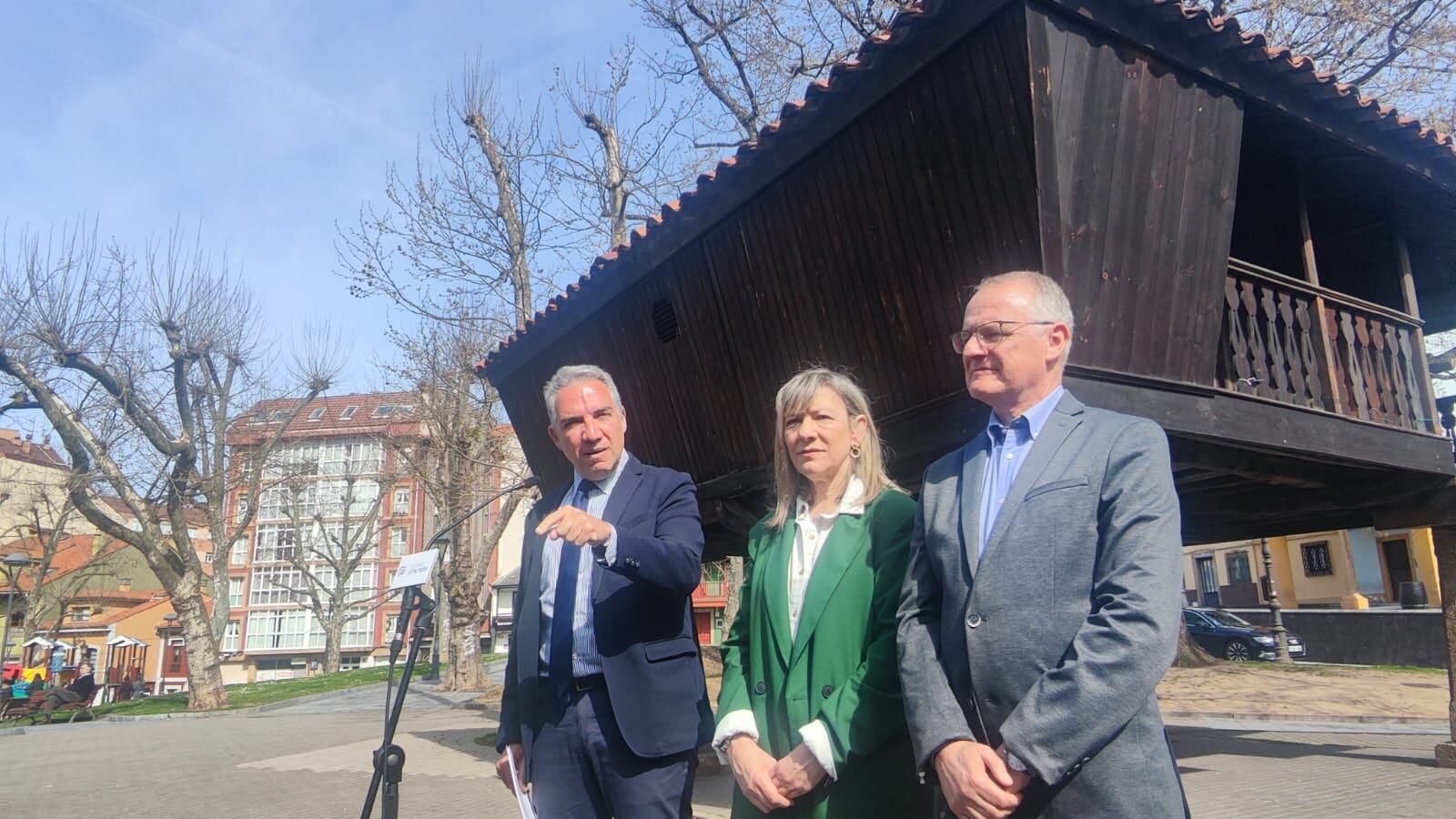 De izquierda a derecha, Bendodo, Esther Llamazares (candidata a la alcaldía de Avilés) y Canga.