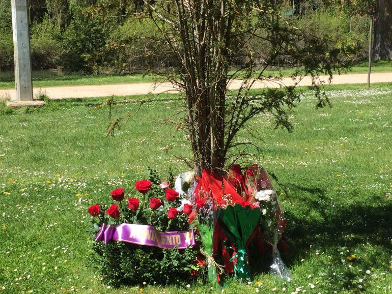 Ofrenda floral en memoria de las víctimas