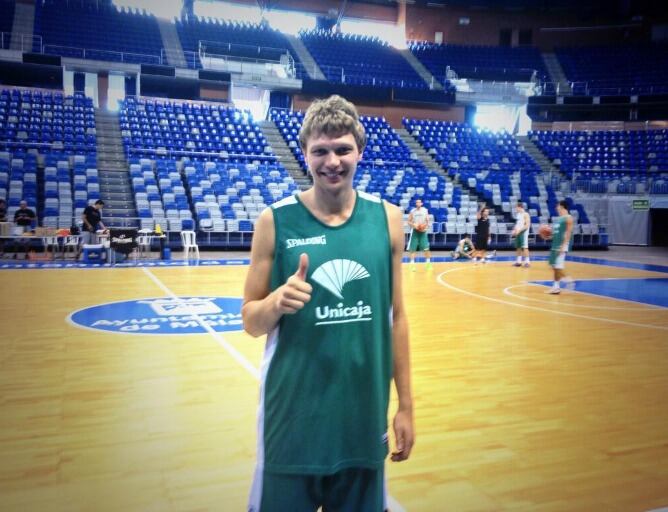 El alero lituano, Kuzminskas, posa en su primer entrenamiento con el Unicaja.