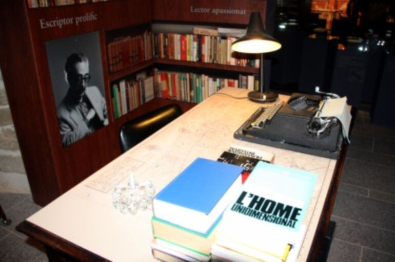 La mostra acull una reproducció del despatx de l'escriptor segarrenc.