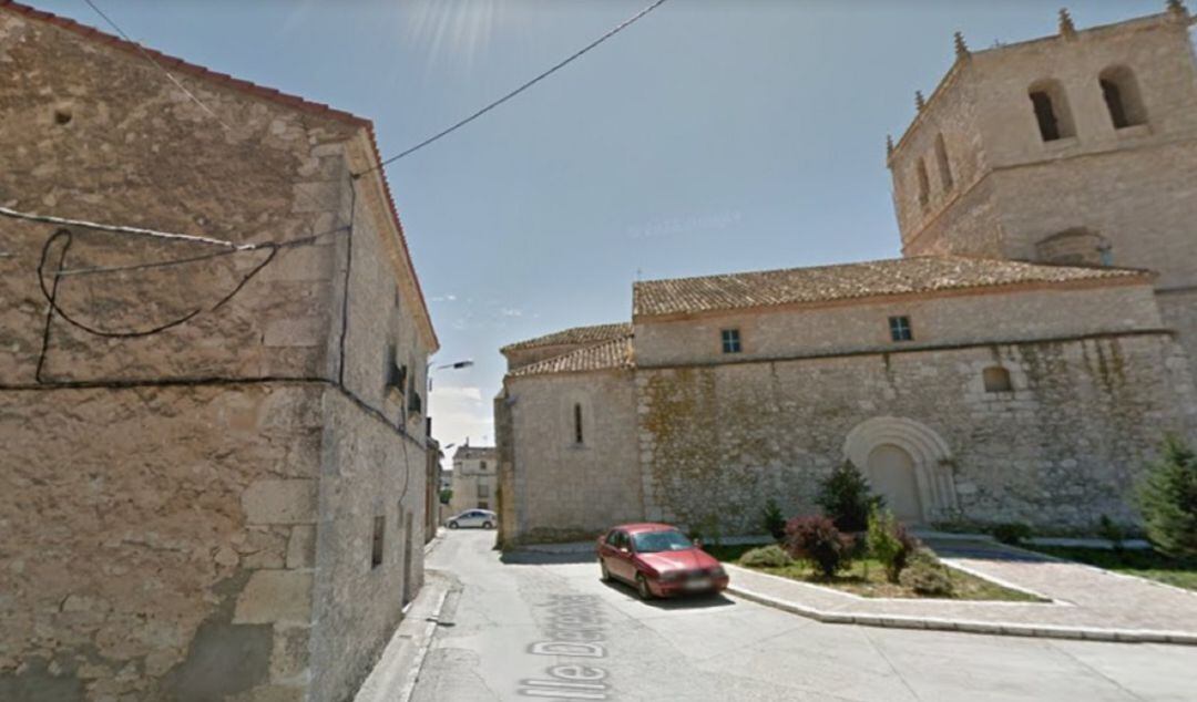 Uno de los cableados de la localidad junto a la iglesia del pueblo.