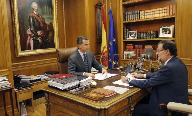 El rey Felipe VI y el presidente del Gobierno, Mariano Rajoy (d), durante su habitual despacho semanal, esta tarde en el Palacio de la Zarzuela, en el que han tratado la situación en Cataluña tras la resolución independentista aprobada por el Parlamento a