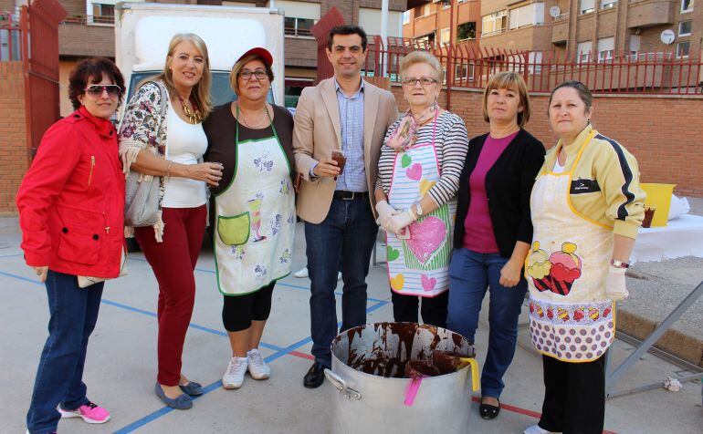 El alcalde de Albacete y la concejal Llanos Navarro con algunas de las vecinas y organizadoras de las fiestas de El Pilar