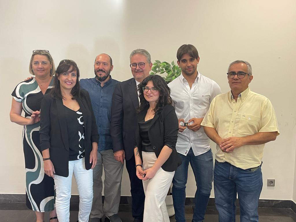 El presidente del Colegio Oficial de Veterinarios, Fernando Carrera, con algunos de los veterinarios de nueva colegiación