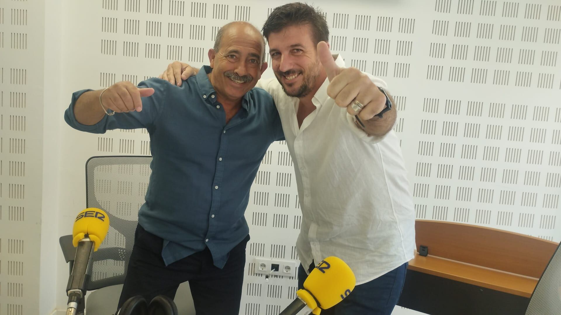 El fotoperiodista onubense Alberto Domínguez junto al ex director de la Escuela de Arte León Ortega de Huelva