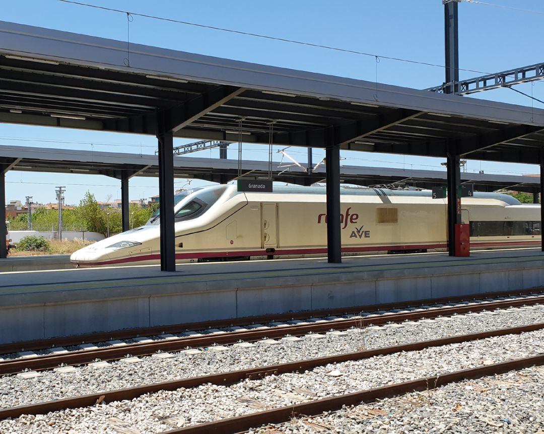 El primer AVE en pruebas a cargo de Renfe ha entrado este jueves a la estación de Granada a las 13:25h