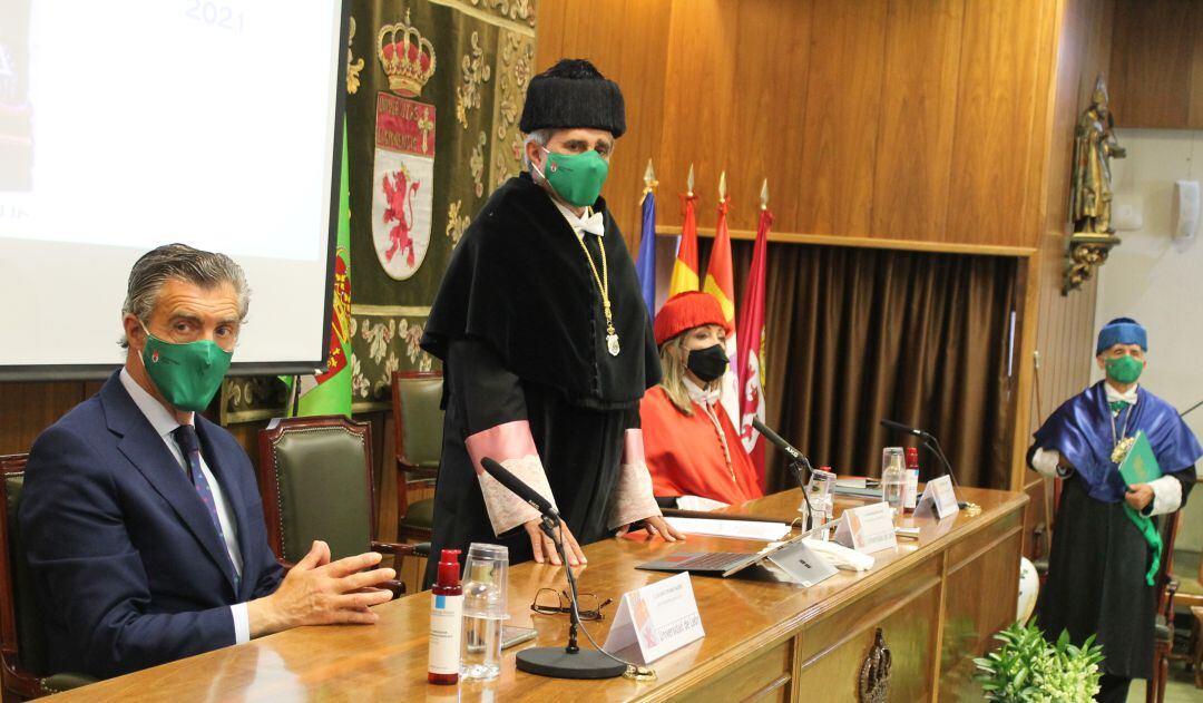 El rector durante un acto institucional en la Universidad