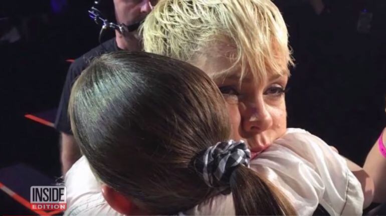 Imagen del momento en el que Pink abraza a la joven.