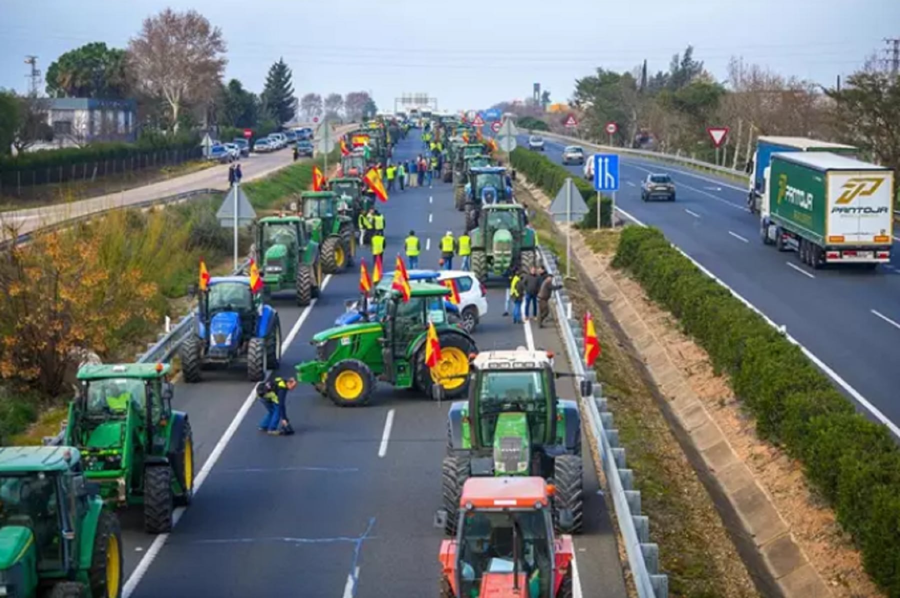Imagen de archivo de un corte en la autovía A4 en Sevilla, (Andalucía, España). - Francisco J. Olmo - Europa Press