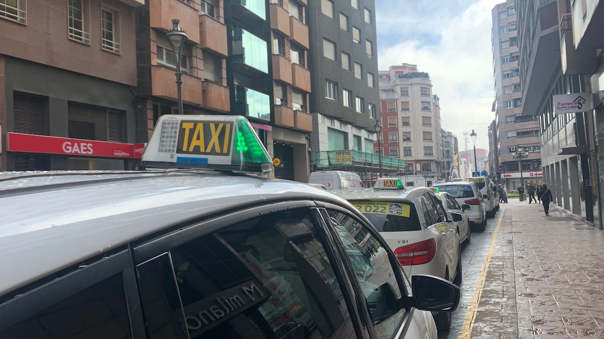 Preocupación en el gremio del taxi berciano por el "rally" en el precio de los carburantes