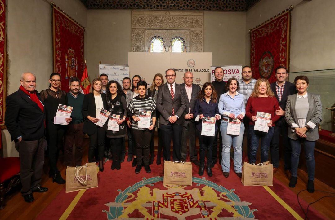 Los premiados y representates municipales durante el acto de entrega de premios