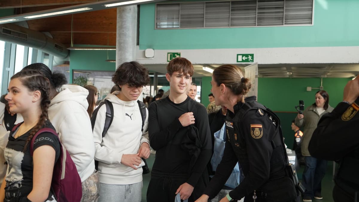 Inauguración de la II Feria de Orientación Académica y Profesional de Leganés con Mercedes Neria, concejala de Educación, y José Carlos Fernández Borreguero, viceconsejero de Organización Educativa de la Comunidad de Madrid