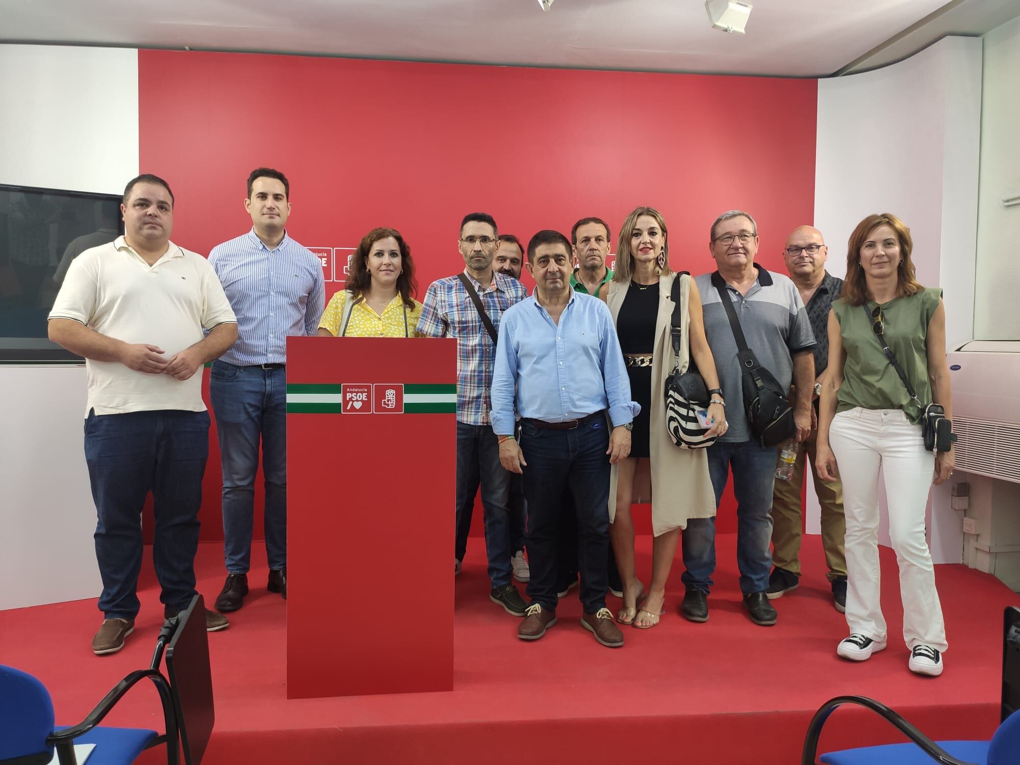 Funcionarios de justicia de la provincia de Jaén que se encuentran en huelga junto al secretario general del PSOE de Jaén, Francisco Reyes (en el centro), en la sede socialista de calle Hurtado