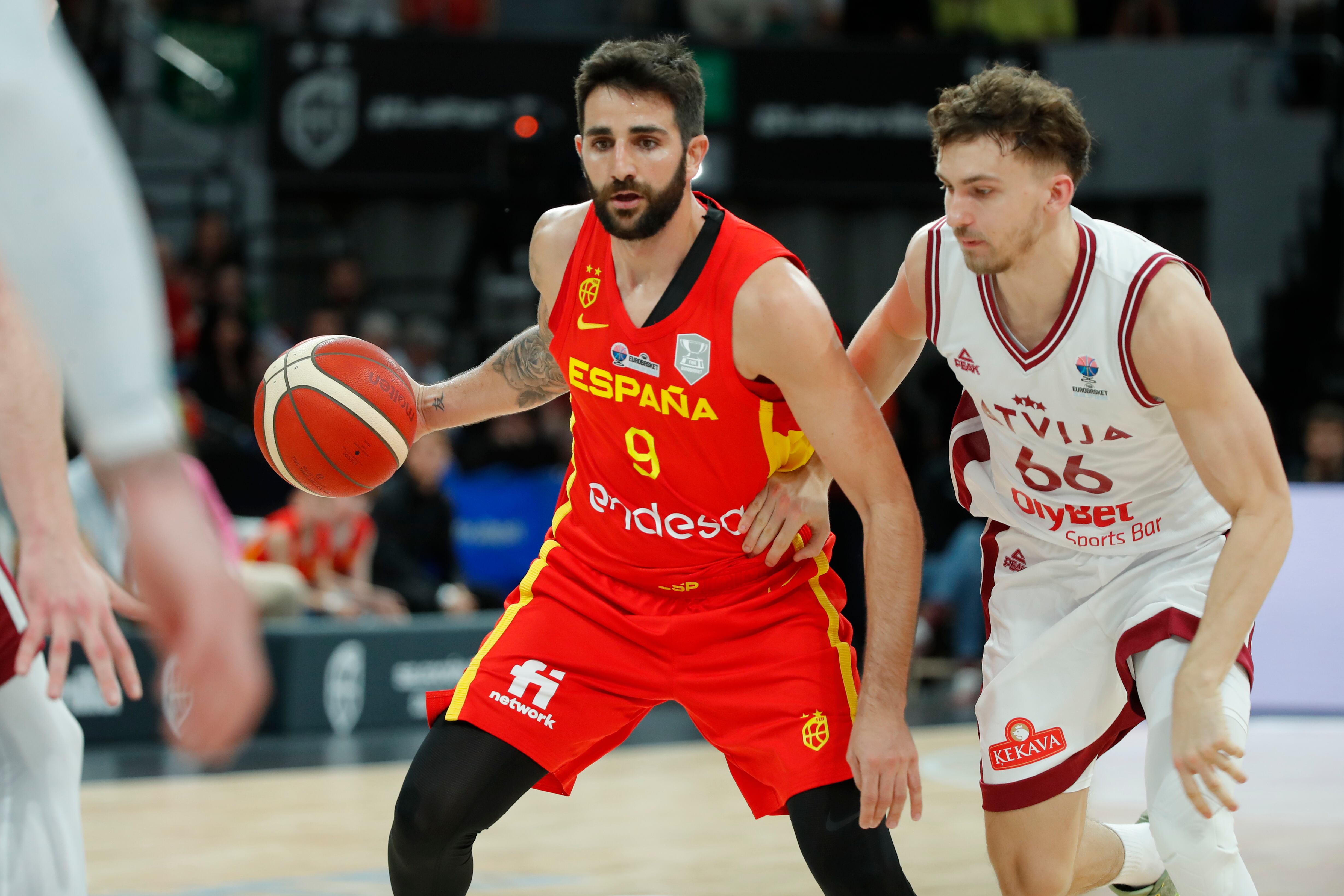El base español Ricky Rubio supera al base letón Kristers Zoriks durante el encuentro clasificatorio del Eurobasket 2025 disputado entre España y Letonia disputado este jueves en el Pabellón Príncipe Felipe de Zaragoza. EFE/ Javier Cebollada