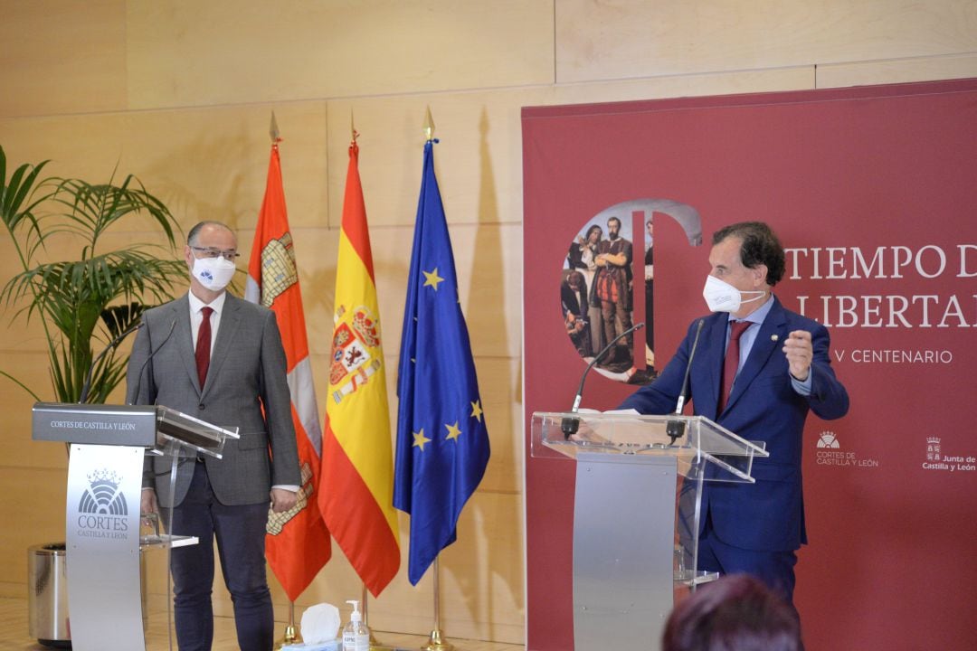 Luis Fuentes, presidente de las Cortes, y Francisco León, alcalde de Arévalo, durante la presentación de &#039;El valor de la lealtad&#039;