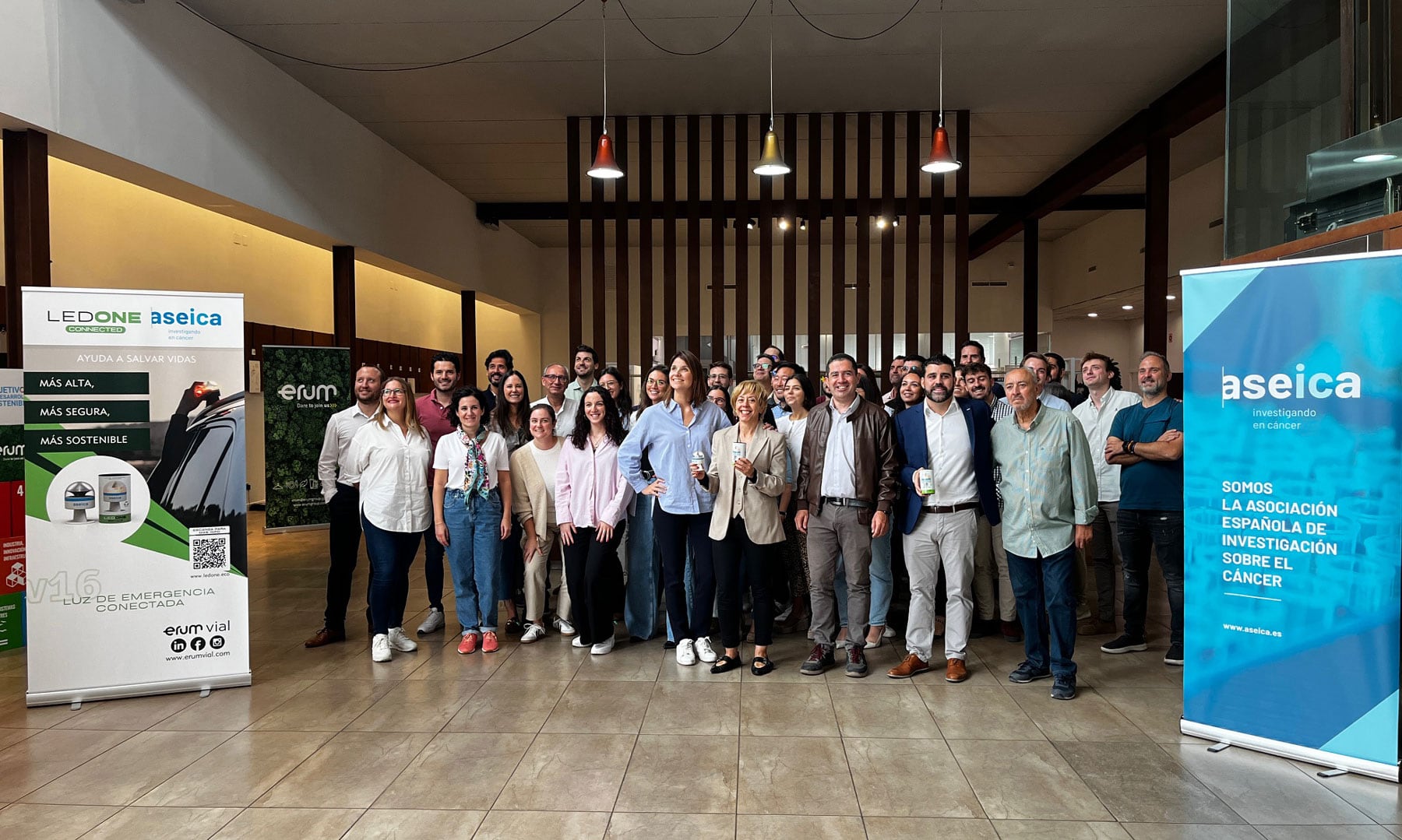 Foto de grupo del equipo de Grupo Erum junto al alcalde Toni Francés y la presidenta de ASEICA, Marisol Sonegas