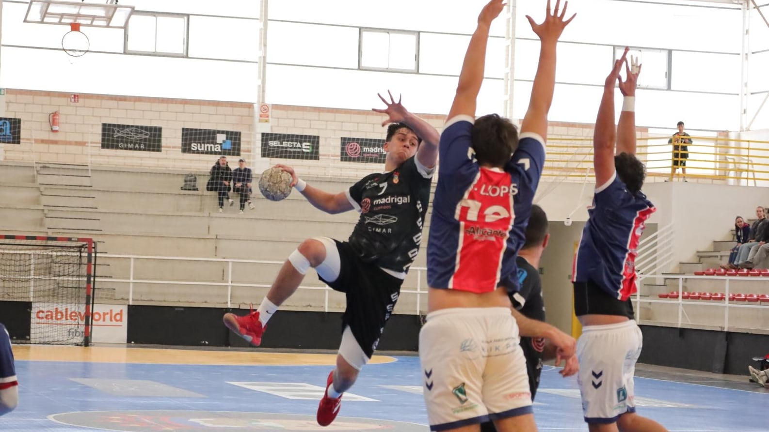 El Elda - C.E.E. jugó con fuego ante el Fundación Agustinos Alicante