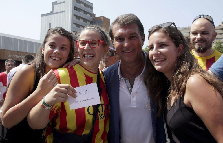 GRA133 BARCELONA, 18/07/2015.- El candidato a la presidencia del FC Barcelona Joan Laporta se fotografía con varias simpatizantes durante las elecciones a presidente azulgrana, en las que 109.637 socios están llamados en el Camp Nou para escoger nuevo pre