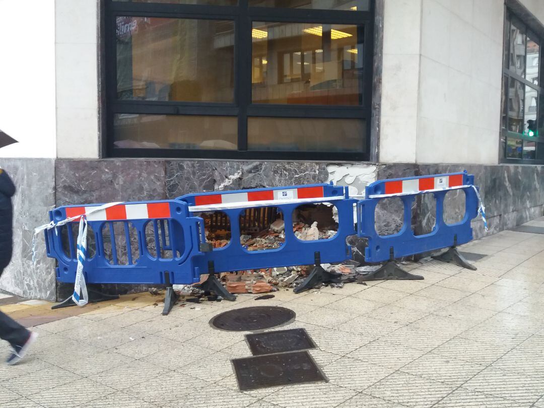 El accidente se ha saldado con heridas leves para la conductora de uno de los turismos implicados y evidentes dalños materiales.