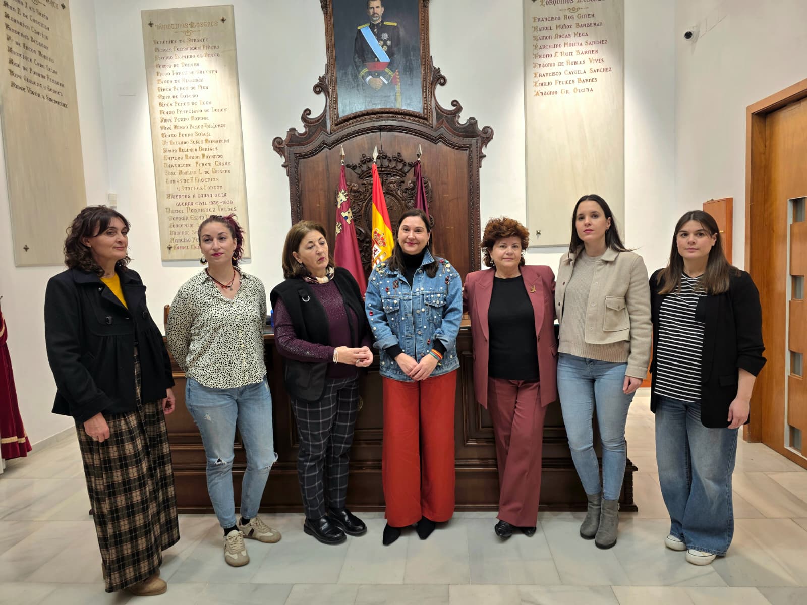 María Castillo, edil de Servicios Sociales junto a las trabajadoras de la concejalía