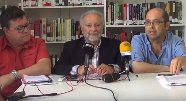 Rafael Juan Ruiz, Julio Anguita y Juan Rivera durante un encuentro con la prensa del Colectivo Prometeo