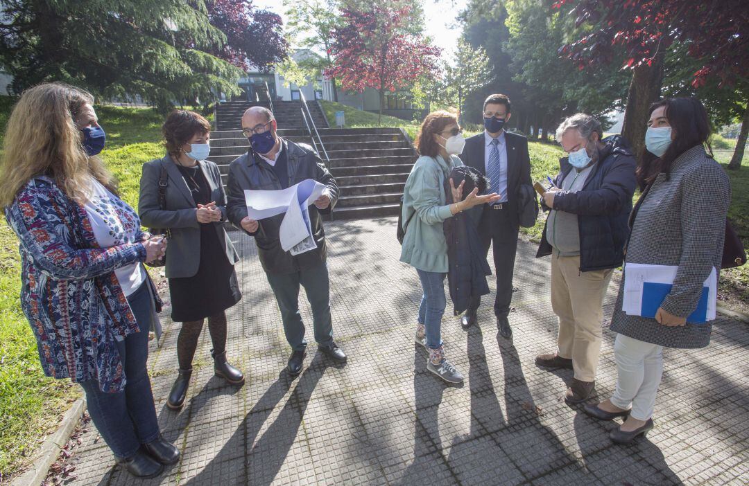 La alcaldesa de Tomiño, Sandra González (segunda por la izquierda), junto al jefe territorial de Educación, César Pérez Ares, y otras autoridades en la entrada del IES Antón Alonso Ríos.