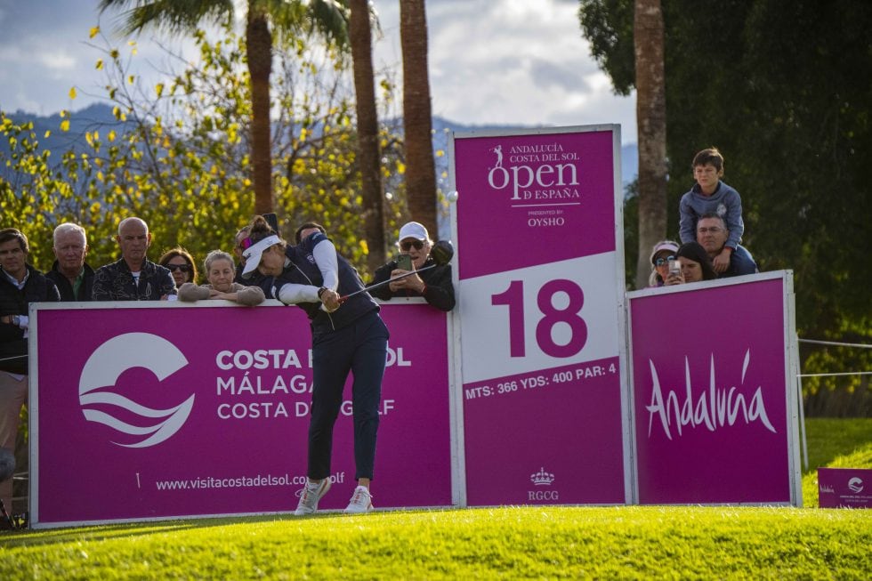 La ganadora Nastasia Nadaud, en el tee del green del hoyo 18