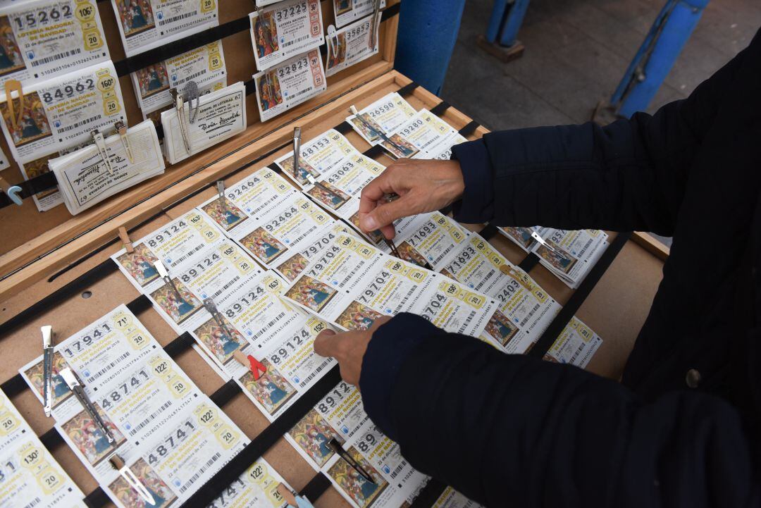 Décimos de Lotería de Navidad a la venta en la Puerta del Sol (Madrid).