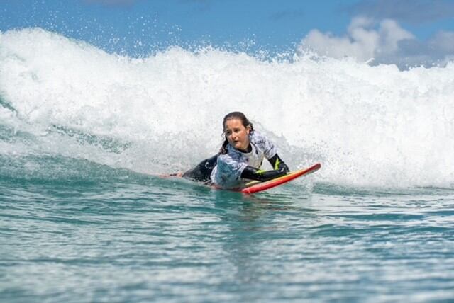 La marbellí Sarah Almagro ha participado en el Hawaii Adaptive Surfing Championship en la playa de Queens Break en Waikiki